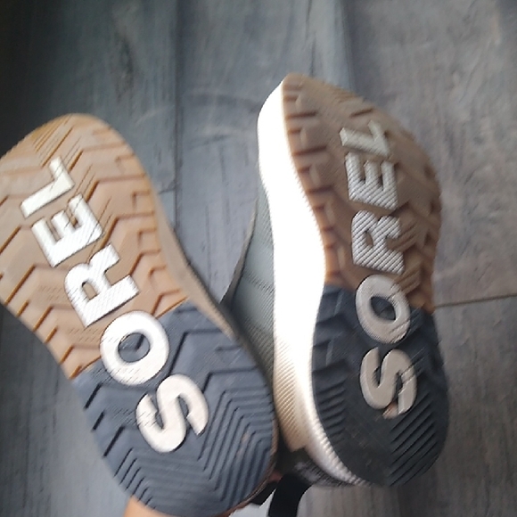 Sorel Sage Green Canvas Sneakers with Minimalist Design - Picture 6 of 8